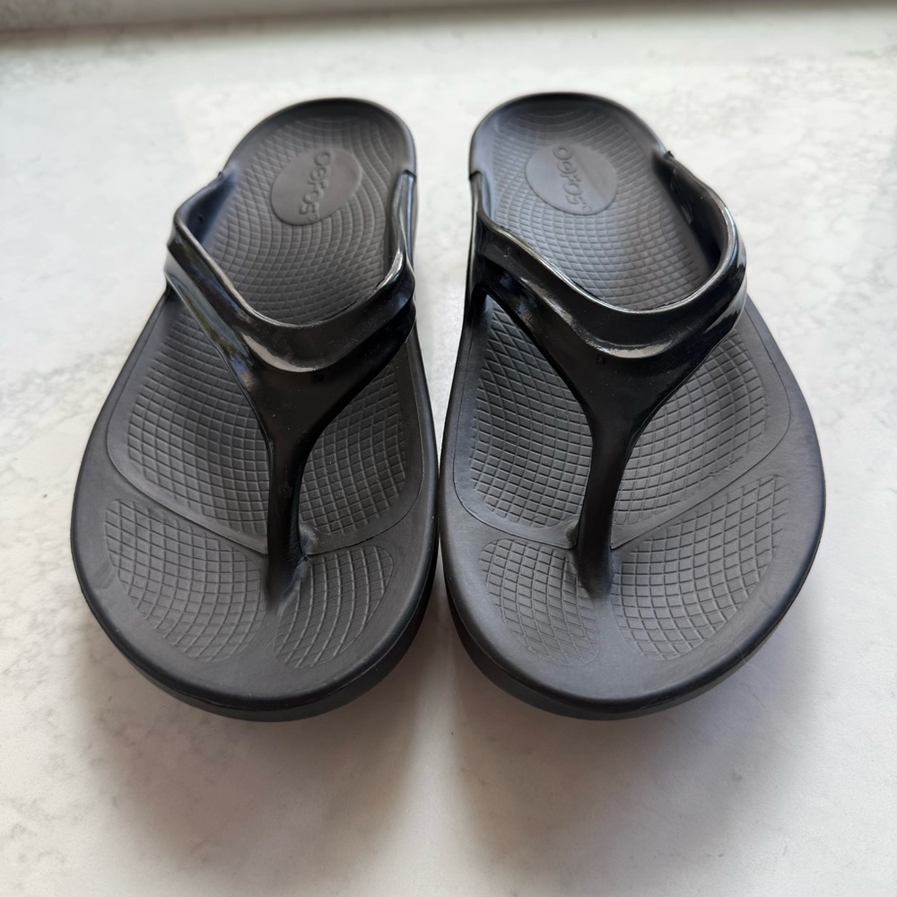 OOFOS Women's OOLALA Sandals Black Size 8 EUC - Picture 3 of 9